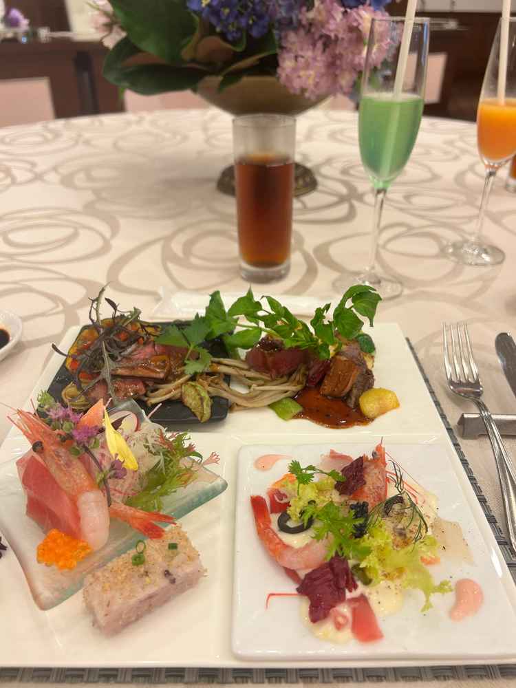 コースを試食させていただき、当日和洋を選べるとても魅力あるコース内容でした。