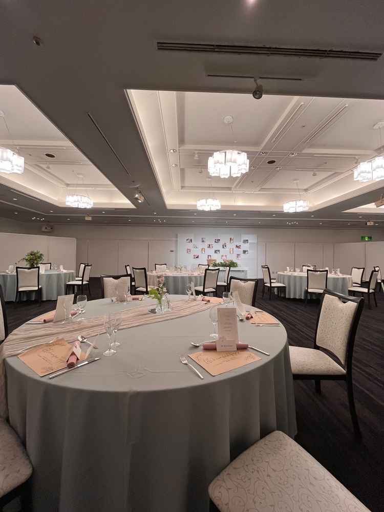 披露宴会場。白を基調とされており、開放感ある場所だった！広すぎず狭すぎず、丁度いい広さに感じた。