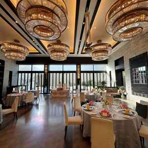 目当てにしていたホワイトヒルズの披露宴会場、白を基調とし照明の煌びやかさ庭もあり高級感が凄かったです