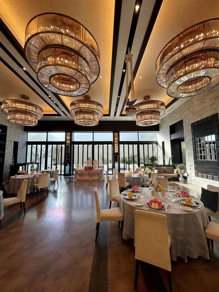 目当てにしていたホワイトヒルズの披露宴会場、白を基調とし照明の煌びやかさ庭もあり高級感が凄かったです