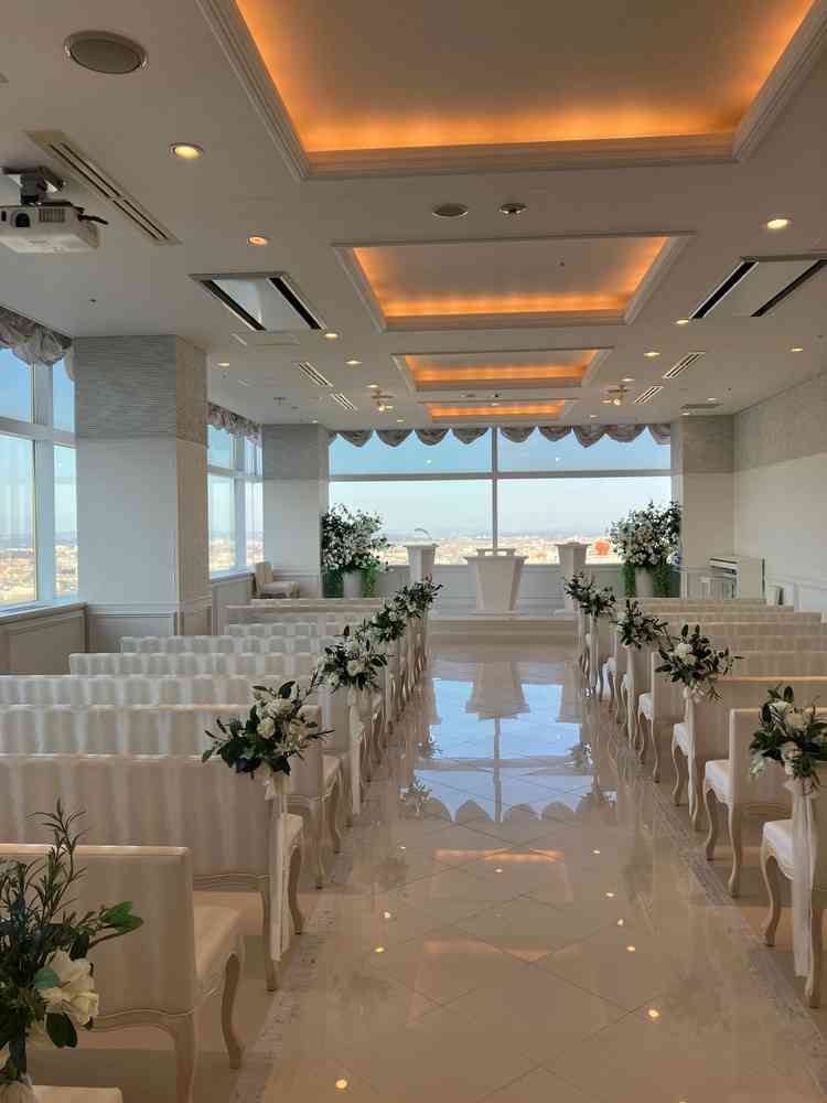 2面がガラスになっているチャペルは、太陽の光が降り注ぐ明るい空間でした。