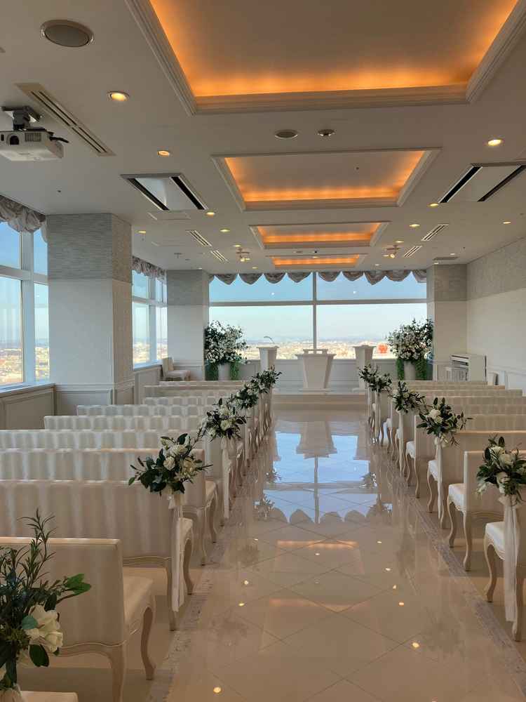 2面がガラスになっているチャペルは、太陽の光が降り注ぐ明るい空間でした。