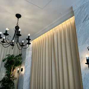 高い天井とシャンデリアが上品な雰囲気でした。