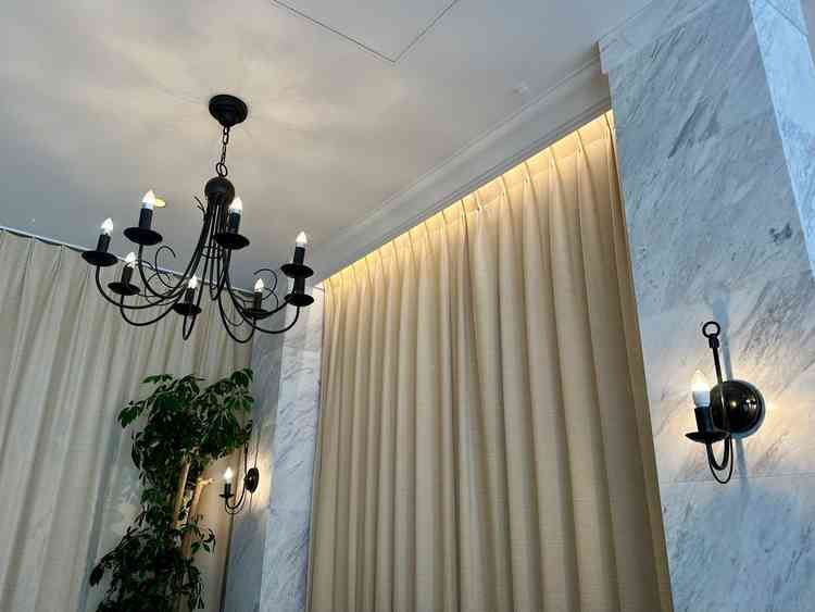 高い天井とシャンデリアが上品な雰囲気でした。