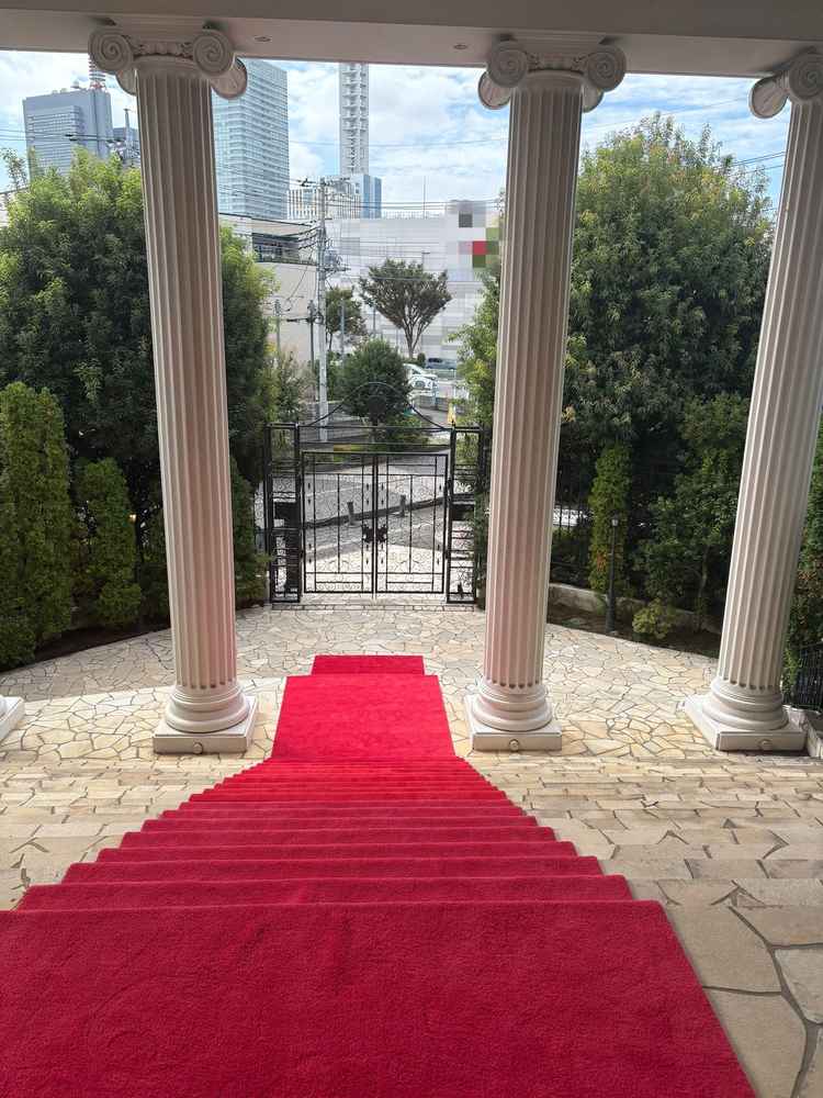 白いチャペルを出た後の階段。フラワーシャワーなどが映えそうで素敵な雰囲気。