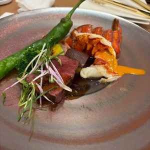 牛フィレ肉とオマール海老。美味しいだけでなく、盛り付けがお洒落です。
