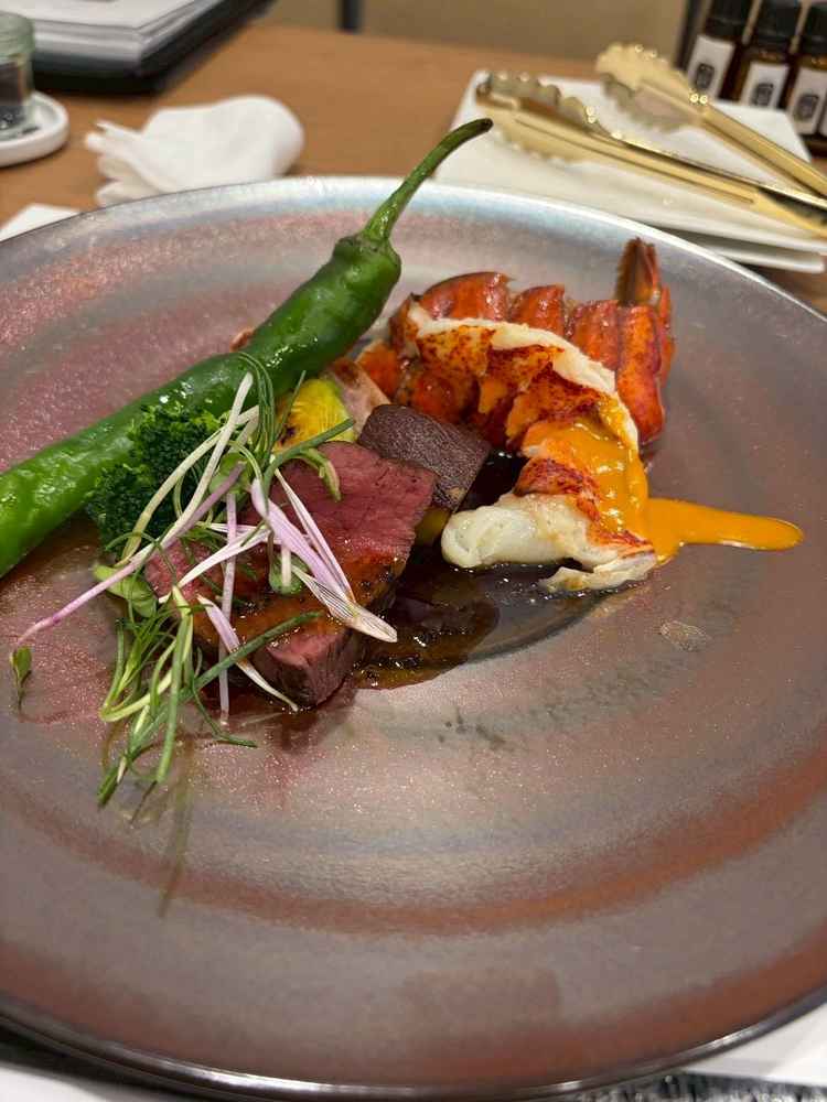 牛フィレ肉とオマール海老。美味しいだけでなく、盛り付けがお洒落です。