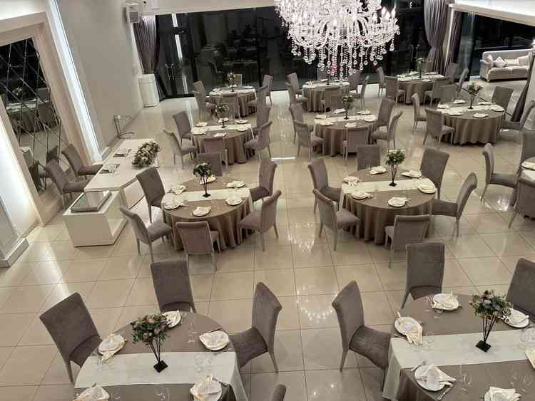 シックな雰囲気の披露宴会場。階段を降りて登場することも可能。