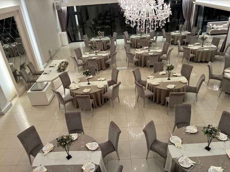 シックな雰囲気の披露宴会場。階段を降りて登場することも可能。