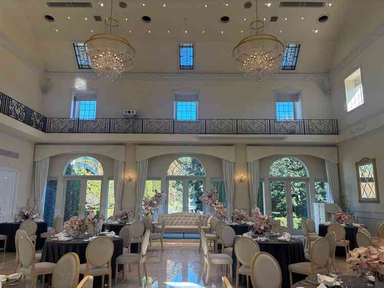 1番大きな披露宴会場。天井が高く、広々とした印象です。