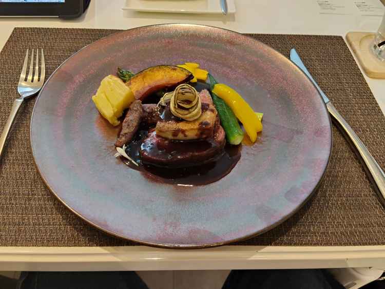 試食のメイン料理。牛肉とフォアグラでフォアグラがとても美味しく、メイン料理はこれで決まりといえる内容