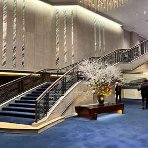 天井のシャンデリアと大階段が印象的で、格式と非日常感を強く感じる上質な空間でした。