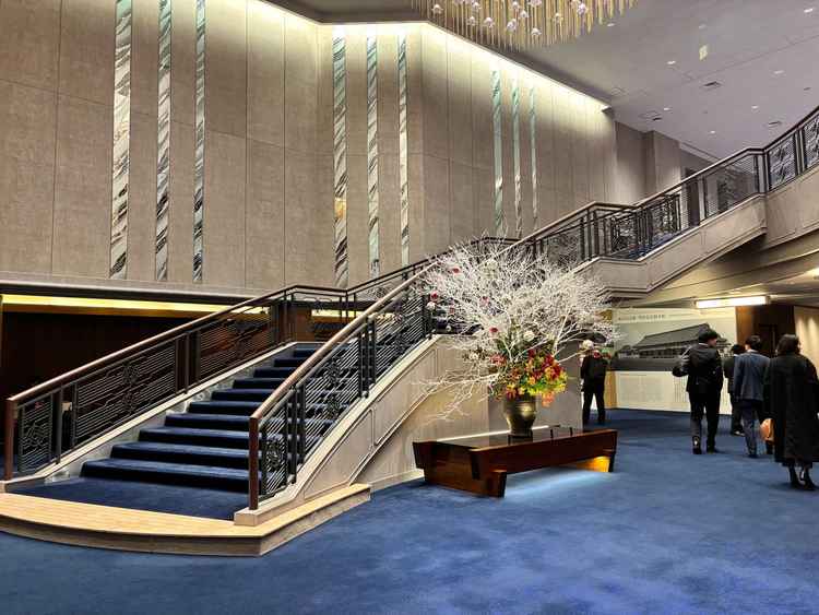 天井のシャンデリアと大階段が印象的で、格式と非日常感を強く感じる上質な空間でした。