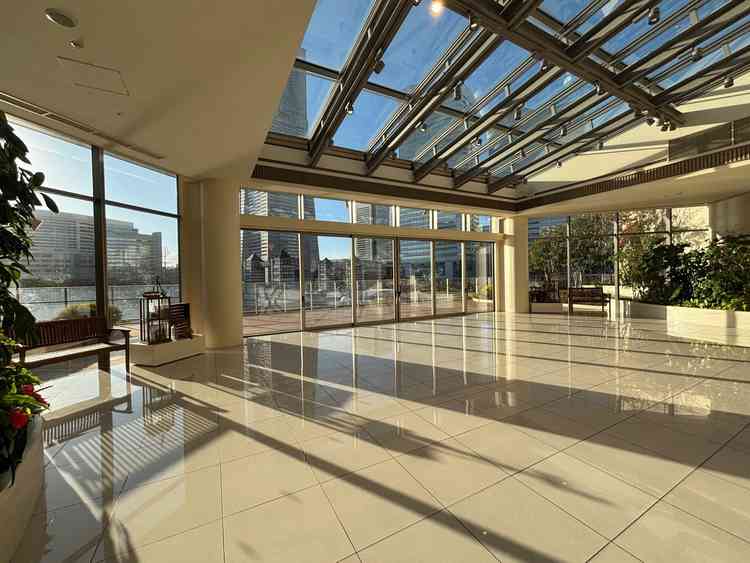 ヴィラ:挙式後ブーケトス等実施場所。全天候型。他の式場にはないスペースでとても魅力的でした