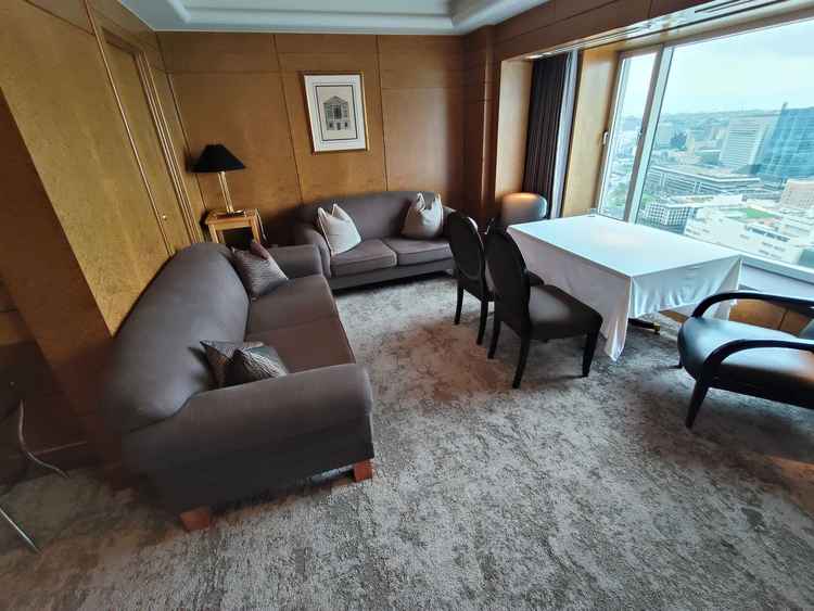 会食会場の待合スペース。会食の前後の時間を景色を楽しみながらゆったり過ごせそうでした。
