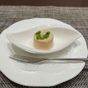 試食の前菜です。生魚が苦手と伝えていたので、火を通していたただきました。