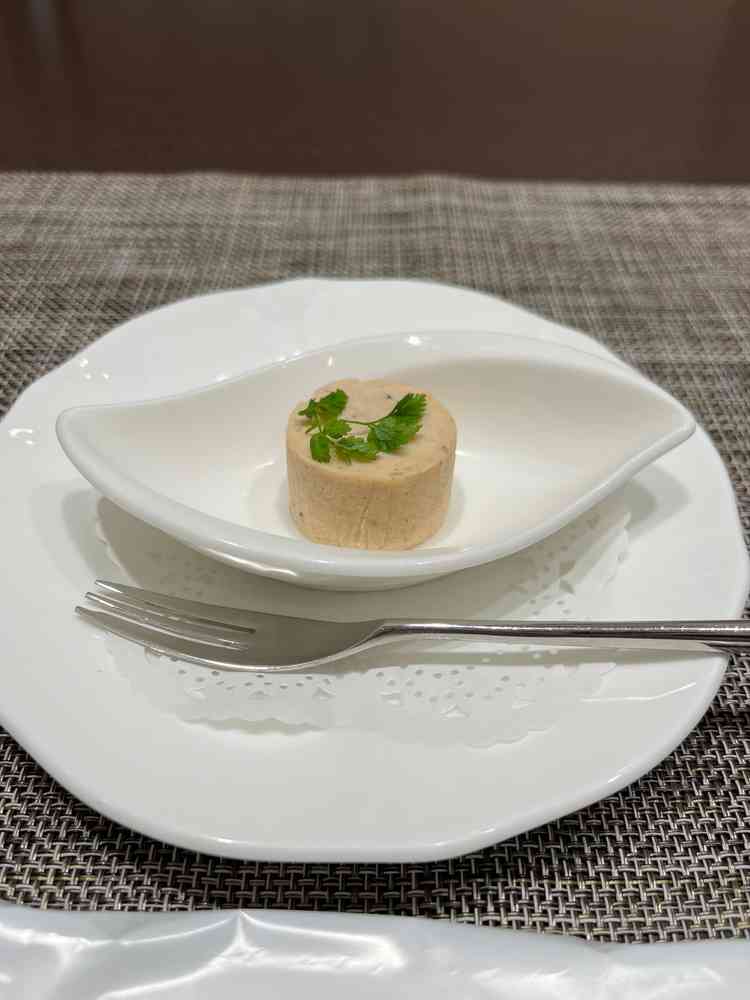 試食の前菜です。生魚が苦手と伝えていたので、火を通していたただきました。