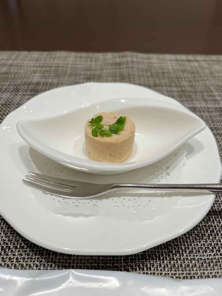 試食の前菜です。生魚が苦手と伝えていたので、火を通していたただきました。