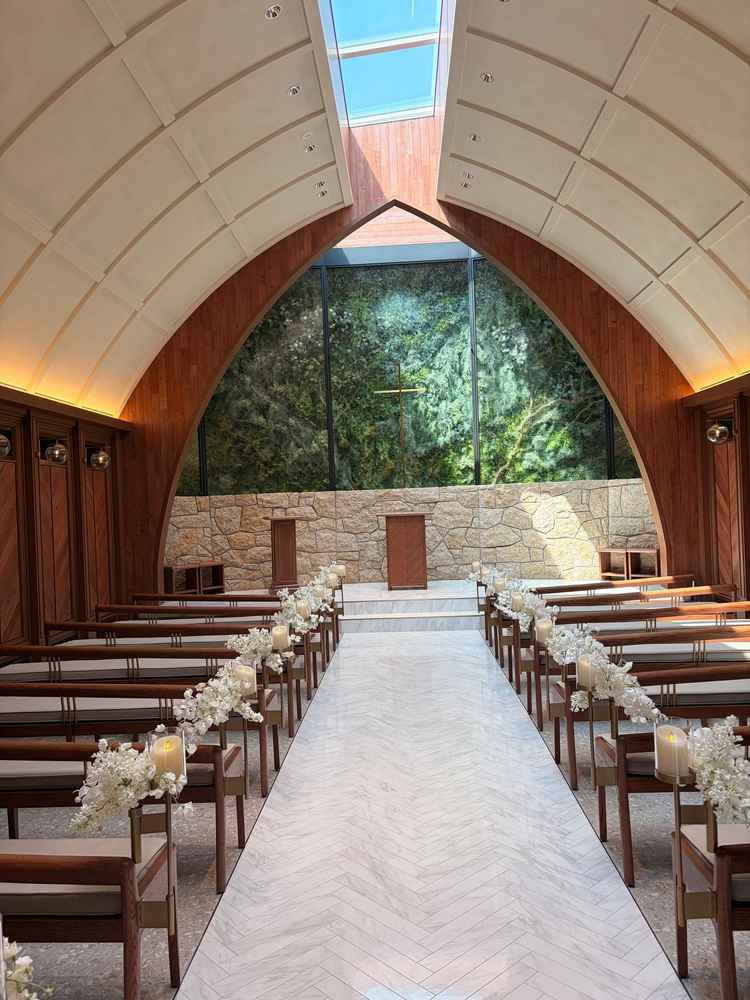 チャペルです。とても光が入って綺麗でした。緑は造花らしく、冬でも枯れたりしないそうです。