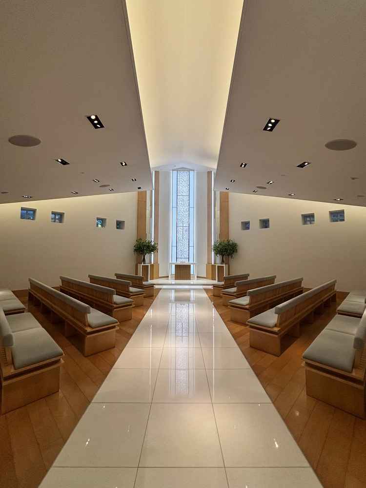 木の温もりと自然光が入る明るく落ち着いたチャペル