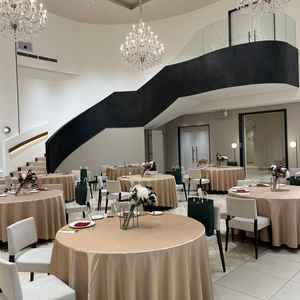 披露宴会場も天井が高く大階段は素敵でした