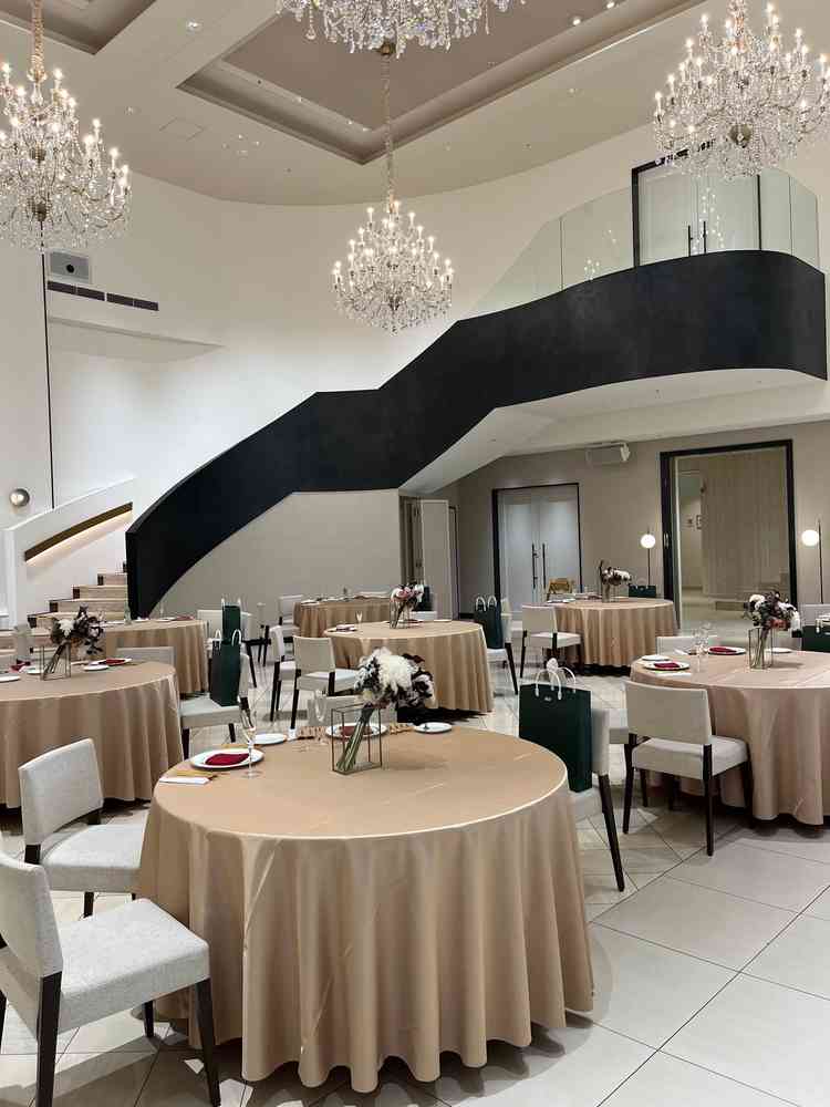 披露宴会場も天井が高く大階段は素敵でした