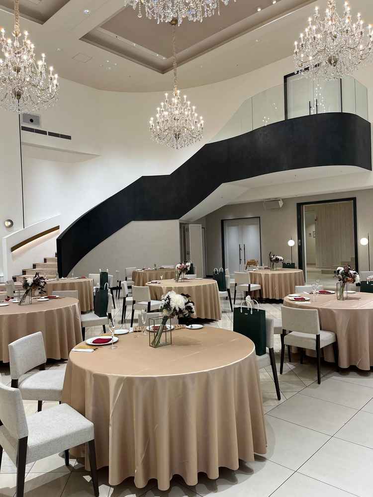 披露宴会場も天井が高く大階段は素敵でした