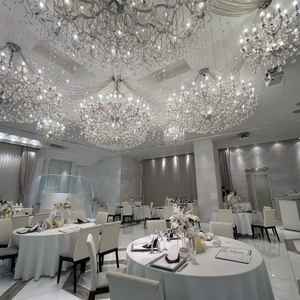 シャンデリアが綺麗な披露宴会場。階段もあるから天井が高い