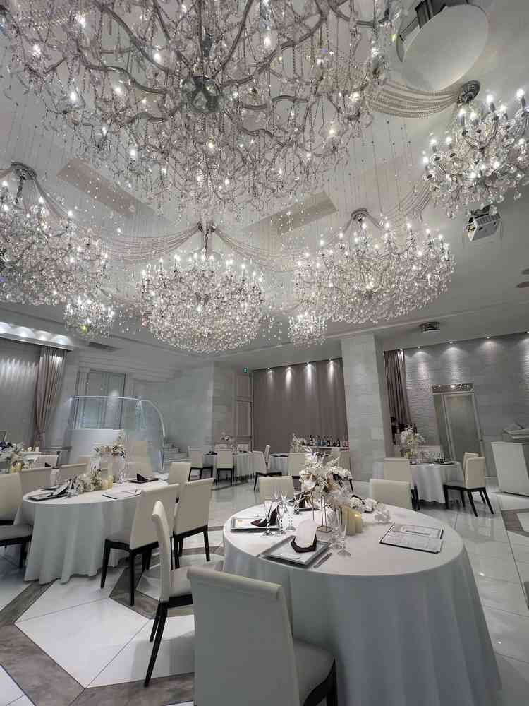 シャンデリアが綺麗な披露宴会場。階段もあるから天井が高い