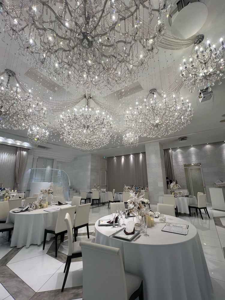 シャンデリアが綺麗な披露宴会場。階段もあるから天井が高い