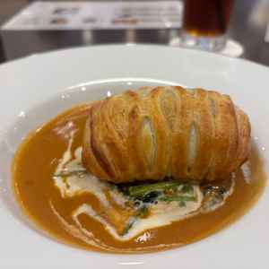 白身魚のパイ包み。食べる前からオマール海老のソースが香り、昔から大人気のメニューとのことでした。