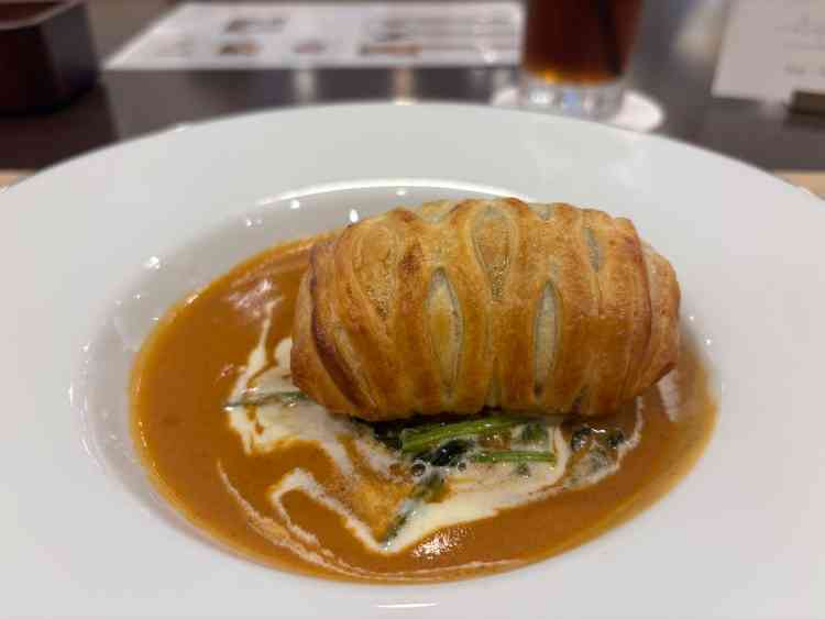 白身魚のパイ包み。食べる前からオマール海老のソースが香り、昔から大人気のメニューとのことでした。