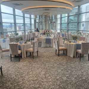 披露宴会場のテーブルが人数によって形やサイズを帰れるのが良かった。