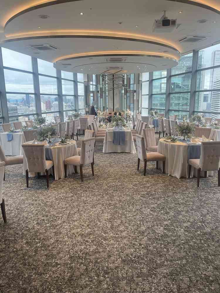 披露宴会場のテーブルが人数によって形やサイズを帰れるのが良かった。