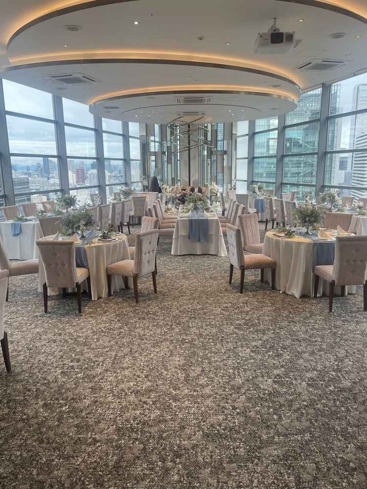 披露宴会場のテーブルが人数によって形やサイズを帰れるのが良かった。