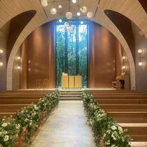 ウッド調が素敵なチャペル