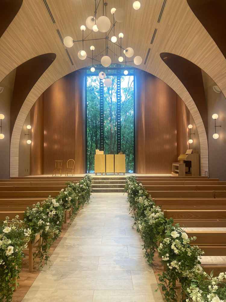 ウッド調が素敵なチャペル