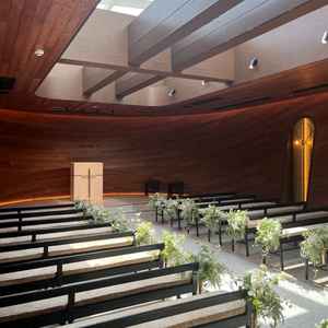 チャペル。入った瞬間、木の素敵な香りが広がりました。アロマなのかな？