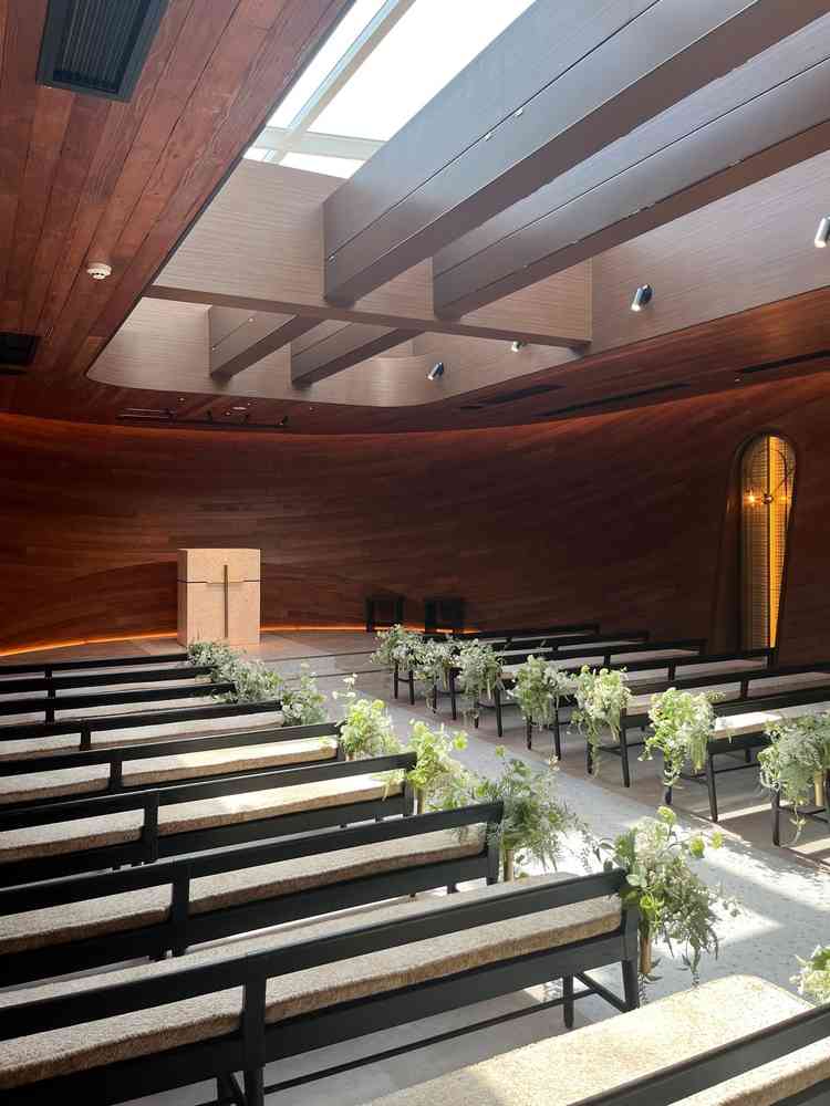 チャペル。入った瞬間、木の素敵な香りが広がりました。アロマなのかな？