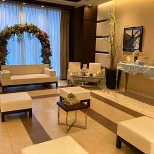 広々とした待合スペース。各種装飾も可能。