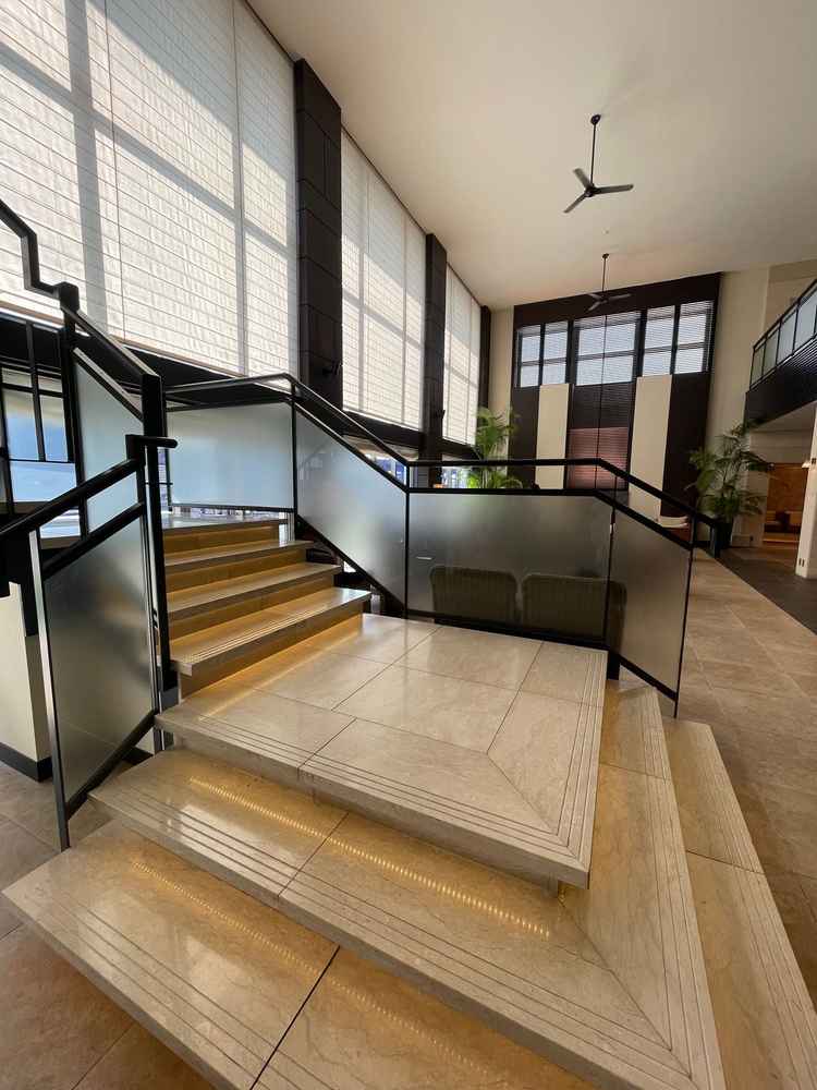 ウェルカムスペースの写真。天井が高く、開放感がありました。