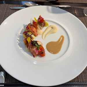 ご試食の前菜です。オマール海老がプリップリでとても美味しかったです。