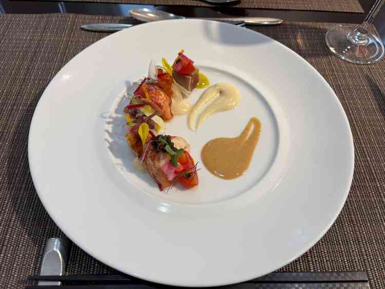 ご試食の前菜です。オマール海老がプリップリでとても美味しかったです。