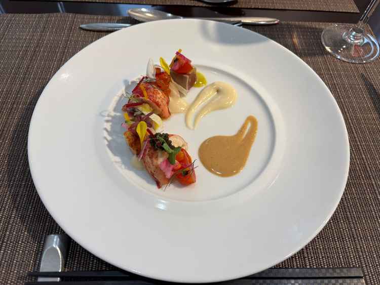 ご試食の前菜です。オマール海老がプリップリでとても美味しかったです。