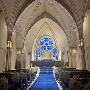 チャペルの写真です。ステンドグラスが印象的でカーペットの青色とマッチしており、高級感と重厚感を感じま