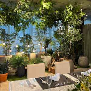 【披露宴会場④】高砂の後ろには緑があり、ナチュラルをテーマにする披露宴会場が好みであればとてもよい。