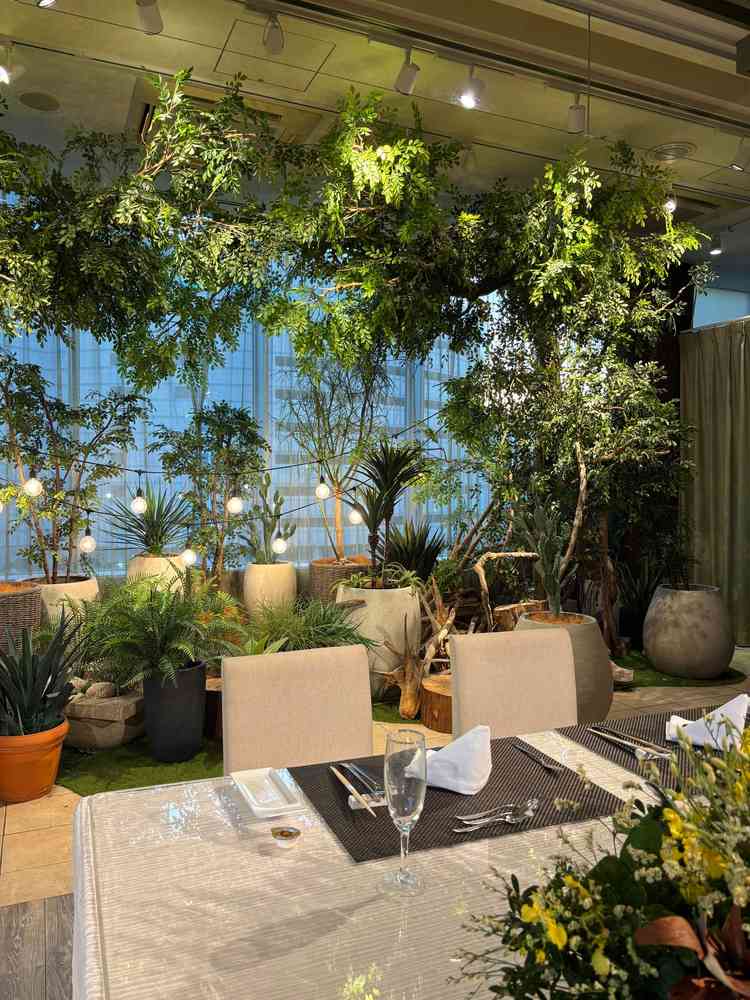 【披露宴会場④】高砂の後ろには緑があり、ナチュラルをテーマにする披露宴会場が好みであればとてもよい。