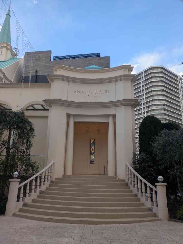 白基調で迫力のあるチャペル