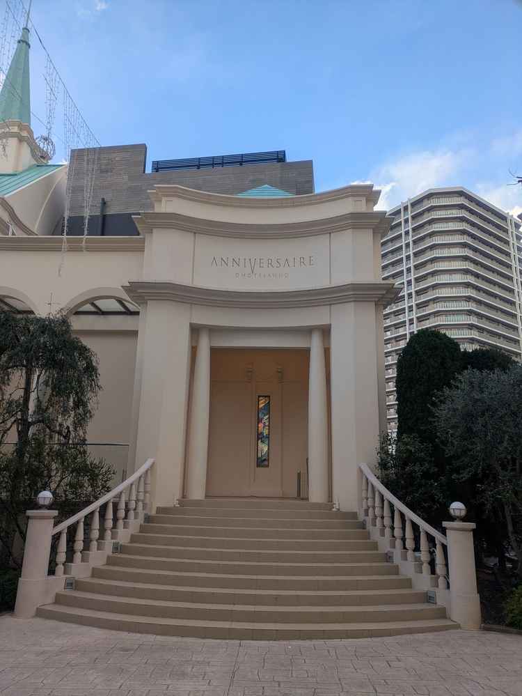 白基調で迫力のあるチャペル