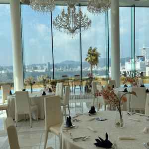 白基調の披露宴会場。キッチンが真横に併設されており、熱々の状態で料理を提供することが出来るとの事。